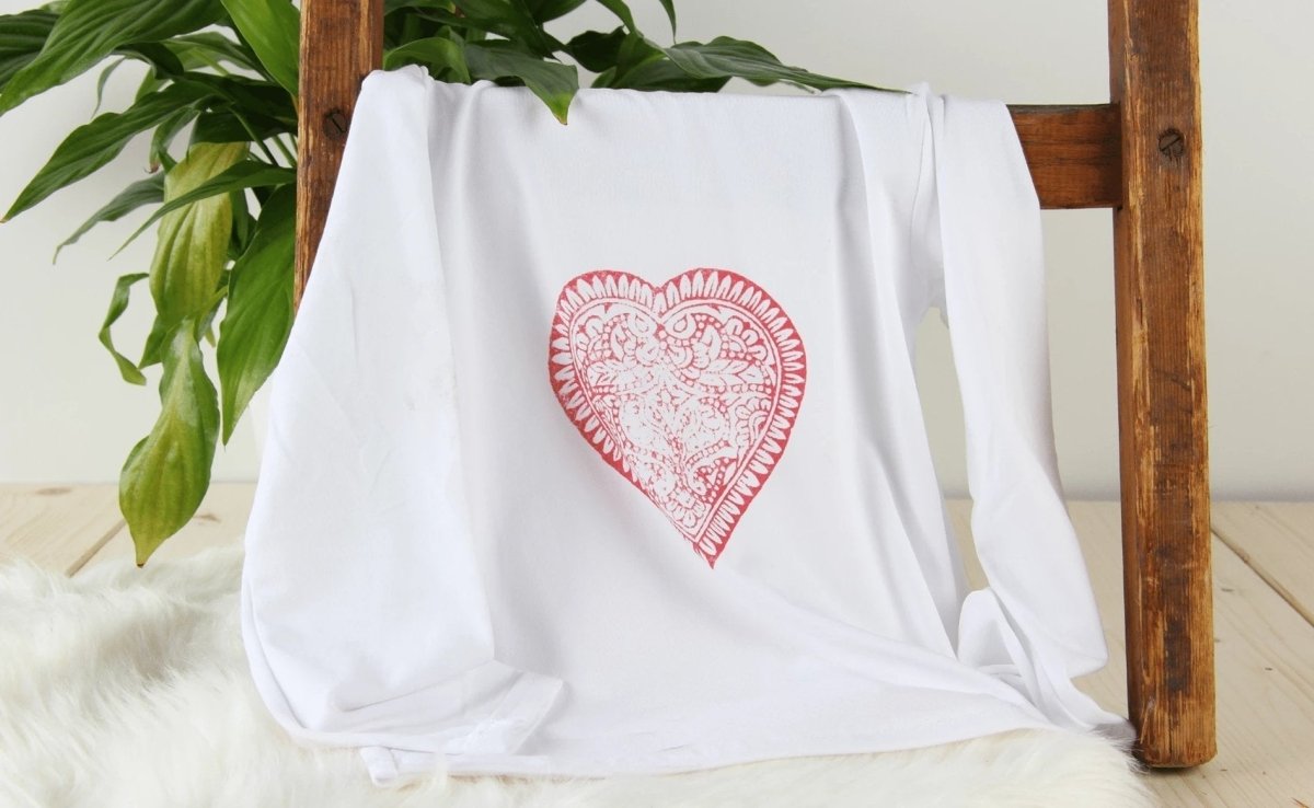 Detailed design on white T-shirt - Royal Talens