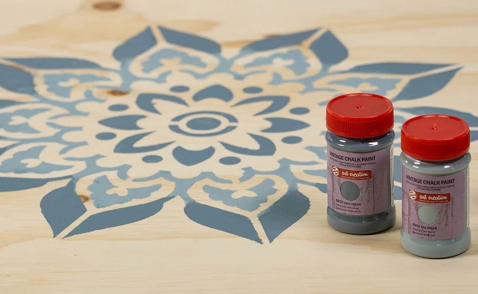 Floral design on wood - Royal Talens