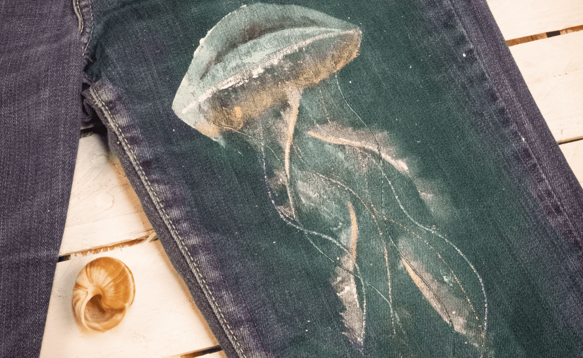 Upcycling jeans with your own art - Royal Talens