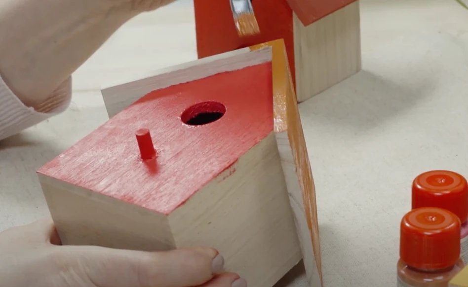 Painting birdhouses - Royal Talens